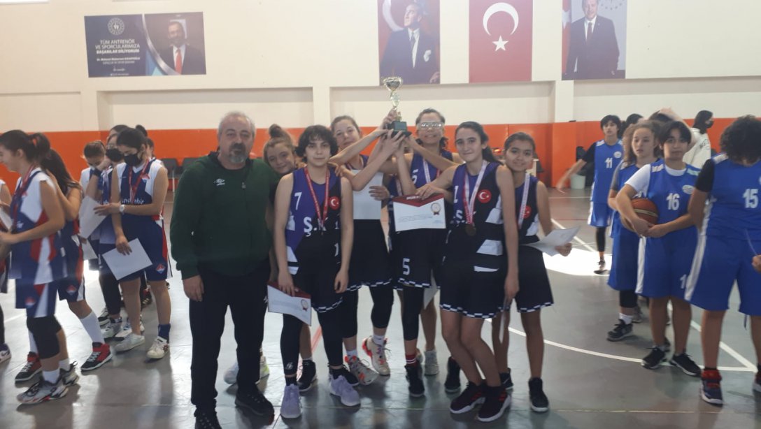 Şehit Kemal Ortaokulu Voleybol Takımının Final Başarısı