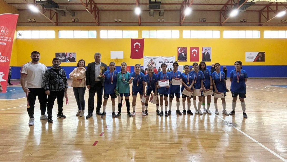 9 Eylül Ortaokulu Kız Futsal Takımı İzmir Şampiyonu