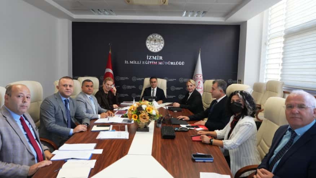 İzmir İl Millî Eğitim Müdürü Dr. Ömer Yahşi, İlçe Millî Eğitim Müdürlüğümüzle Eğitim Değerlendirme Toplantısı Gerçekleştirdi